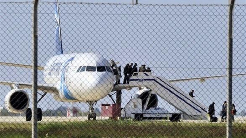 الإذاعة القبرصية: خاطف الطائرة يطالب بالإفراج عن سجينات في مصر