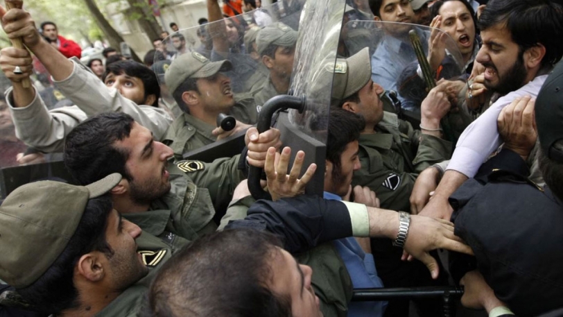 الحرس الثوري الإيراني يهدد برد حاسم وفوري.. وإعلام النظام يطالب بإعدام المتظاهرين