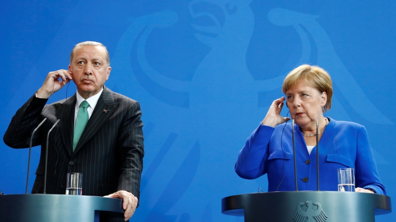 في اتصال هاتفي.. أردوغان وميركل يبحثان مشكلة اللاجئين