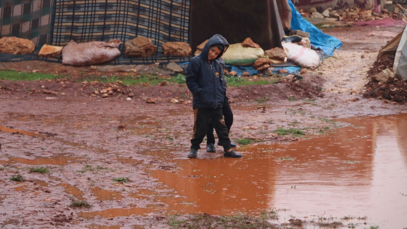 الأمطار تحول حياة المخيمات في الشمال السوري إلى جحيم