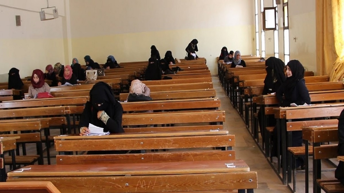 لماذا طرد عميد كلية الآداب في جامعة إدلب الحرة إحدى الطالبات بعد تمزيق ورقة امتحانها؟