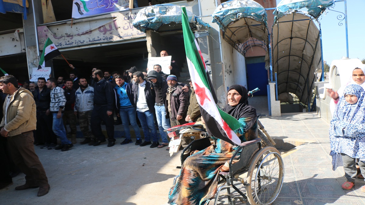 سوريّة مسنة تشارك في تظاهرات حلب رغم إعاقتها (صورة)