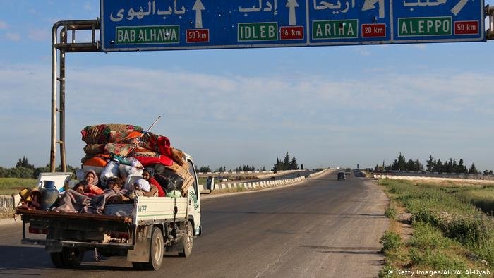 عشرات العائلات تخرج من منازلها في ريف ادلب