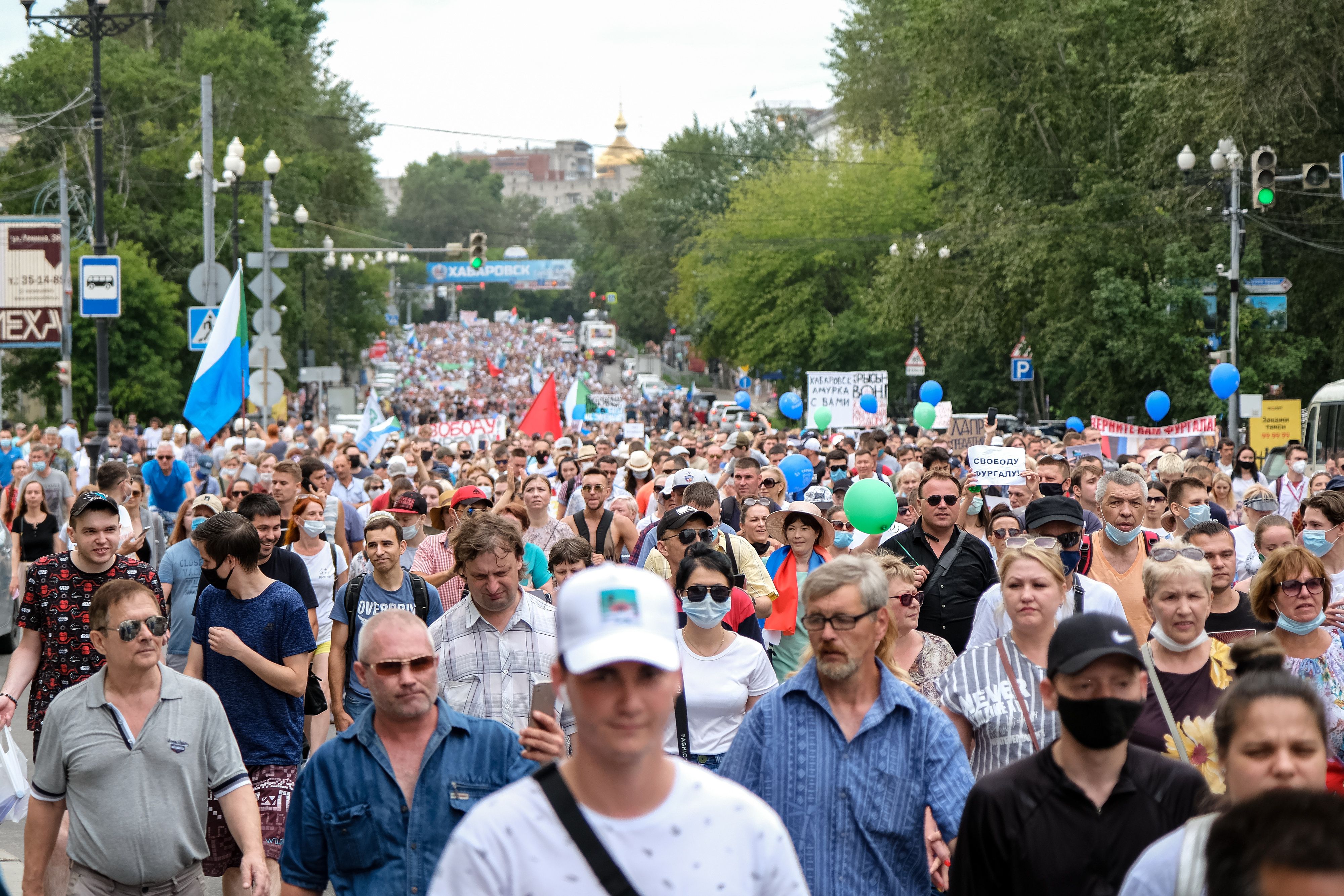 روسيا.. آلاف المتظاهرين الروس يطالبون بتنحي "بوتين"