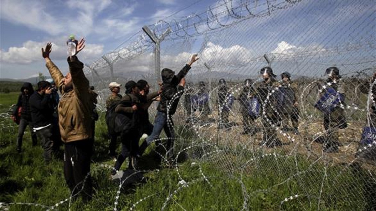 اليونان: إصابة 300 لاجئ في اشتباكات مع الشرطة