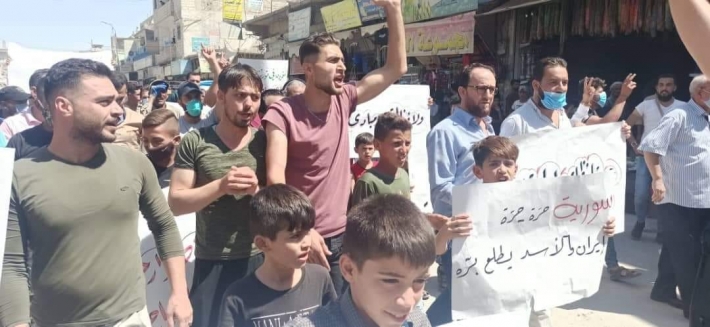 مظاهرة في الرقة تطالب بإسقاط نظام الأسد وإخراج إيران (فيديو)