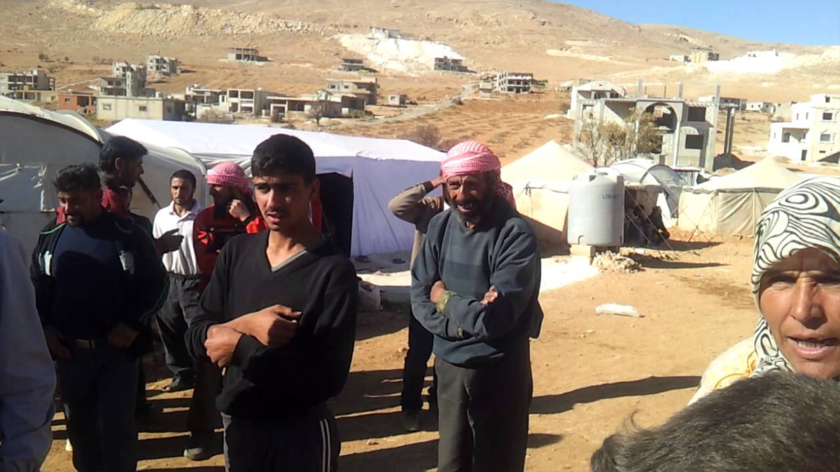 بعد حرق المخيمات ..ترحيل 300 شخص من مخيمات عرسال نحو الداخل السوري.
