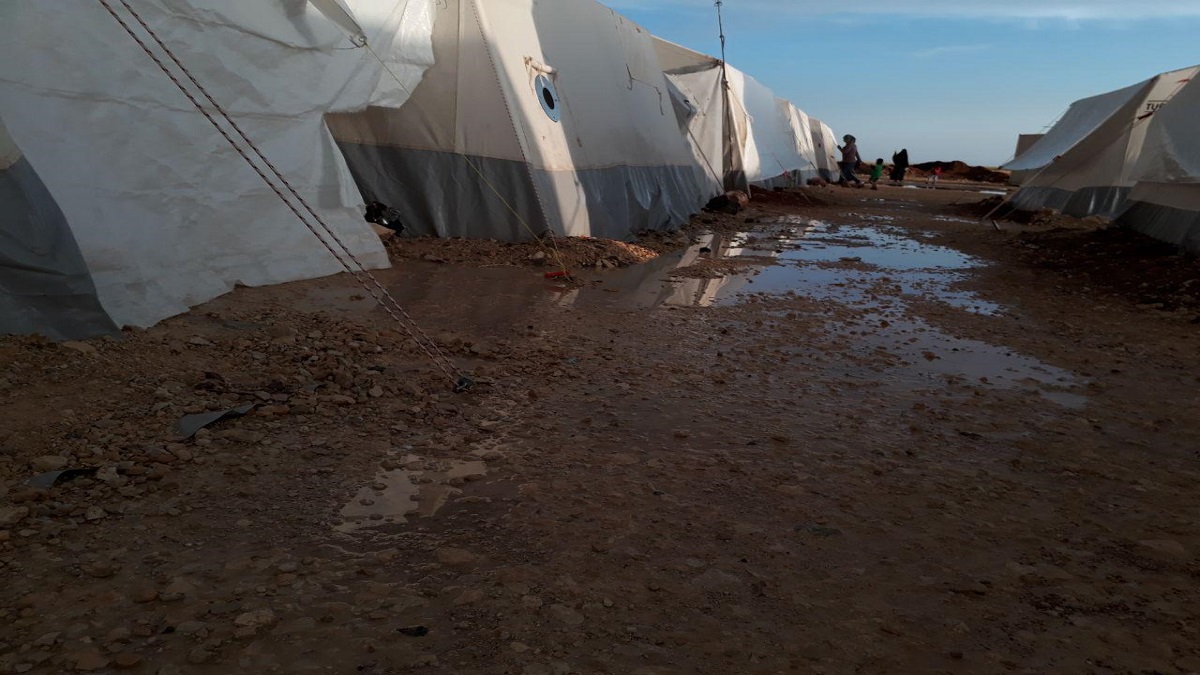 بالصور: أحوال جوية صعبة تواجه المهجرين.. والأمطار تُغرِق المخيمات