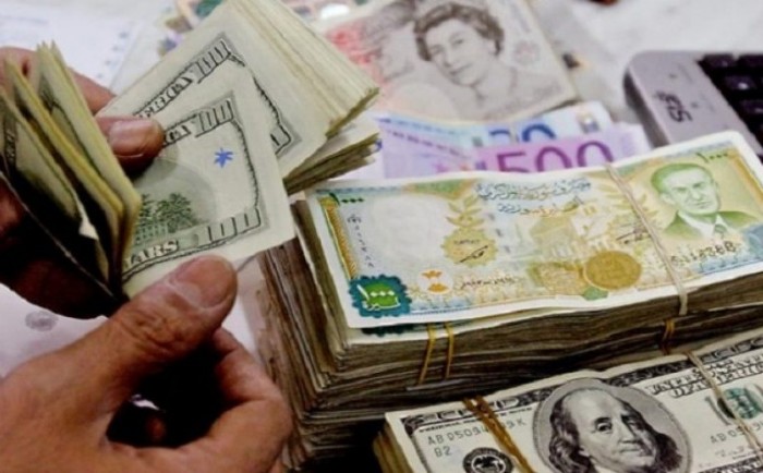 انخفاض غير مسبوق لليرة السورية أمام الدولار.. وملامستها عتبة الـ 1400 ليرة