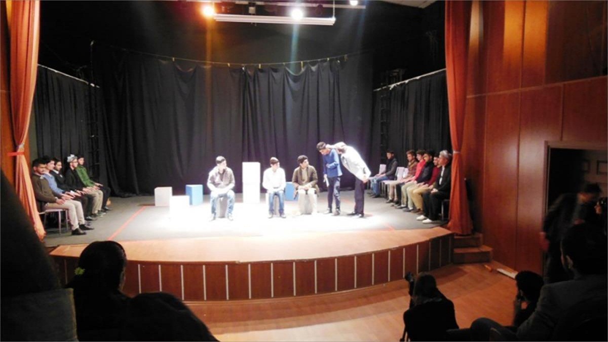 مسرح عشتار يقدم قراءة مسرحية لقصص حقيقية عن اللاجئين السوريين بالأردن