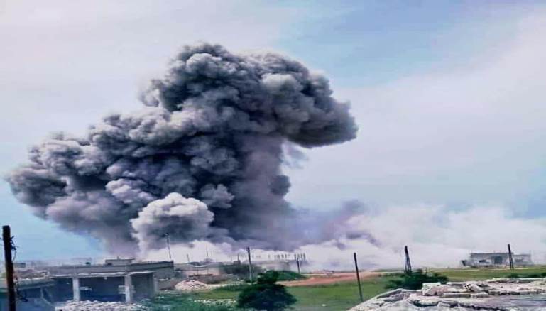 قصف بعشرات الصواريخ العنقودية والفراغية بطائرات النظام وروسيا على ريف حماة