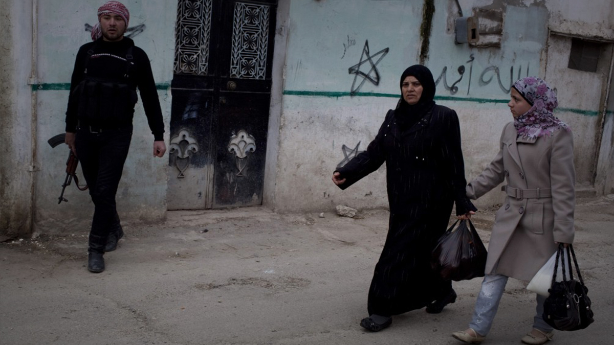 القصة الكاملة للخلاف بين الداعيات ونساء مدينة ادلب وتطوره إلى المحاكم 