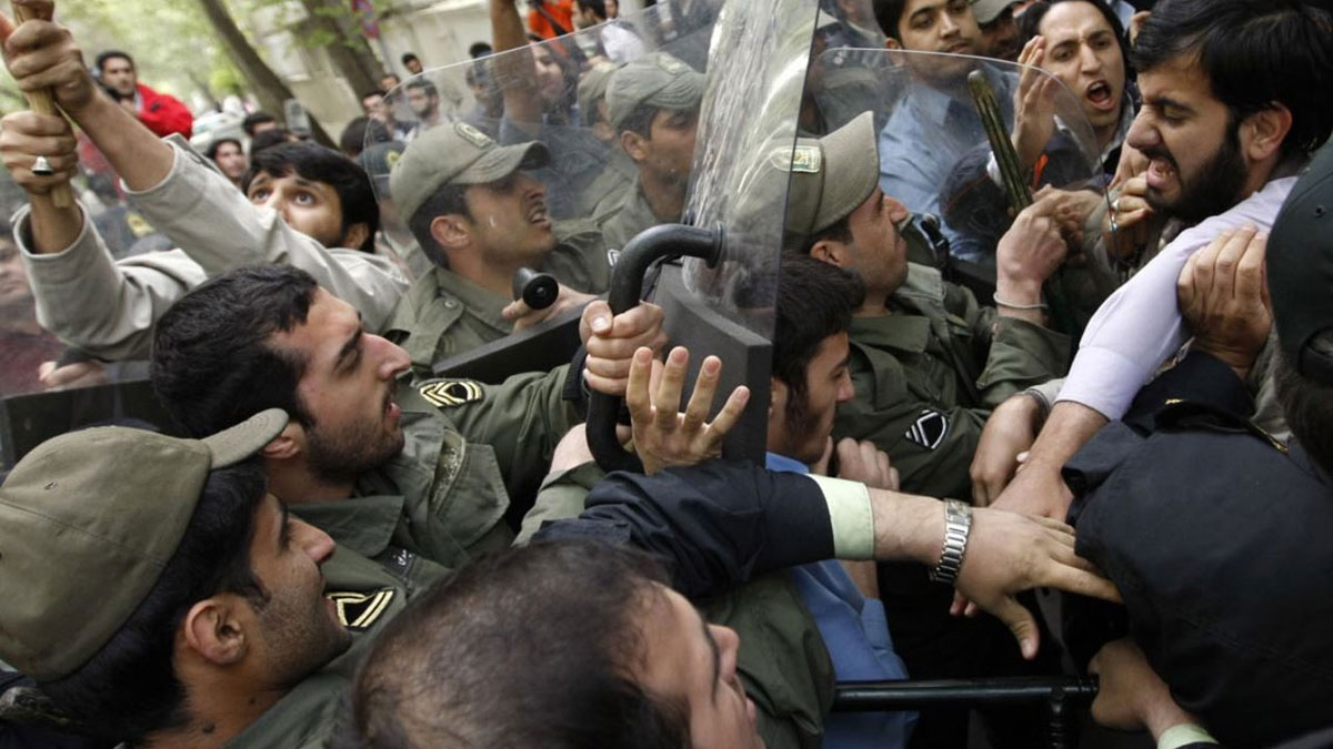 الحرس الثوري الإيراني يهدد برد حاسم وفوري.. وإعلام النظام يطالب بإعدام المتظاهرين