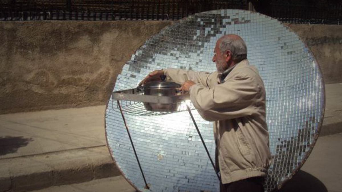 الطباخ الشمسي ابتكارات تتجدد لدى المحاصرين في الداخل السوري