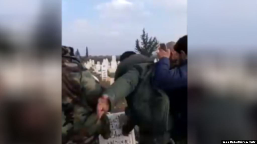المغول لم يفعل ما فعله "شبيحة الأسد" بنبش القبور(فيديو)