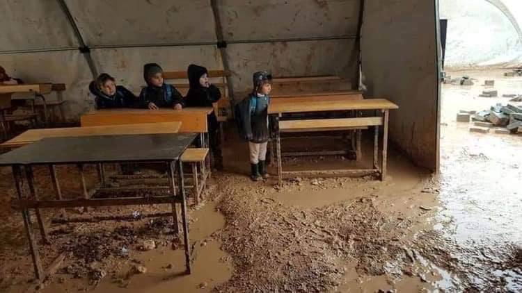 اطلب العلم ولو في الطين".. حال أطفال مخيمات إدلب اليوم"