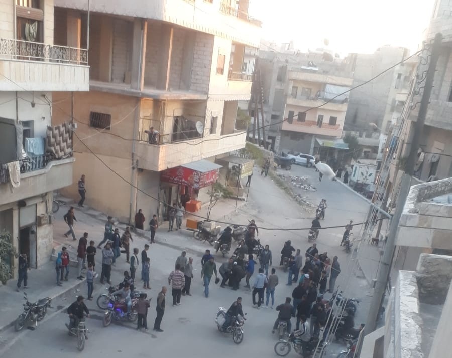 داعشي يذبح شرعي لهيئة تحرير الشام في مدينة سلقين بريف إدلب