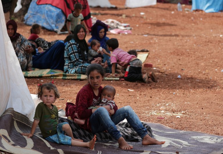 عشرات آلاف النازحين إلى مخيمات الشمال السوري هرباً من القصف