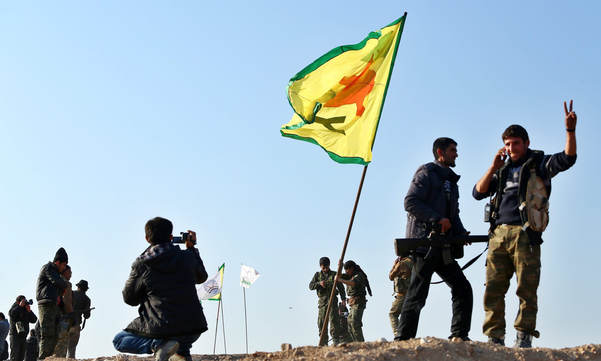 مفاوضات بين وحدات الحماية الكردية والنظام السوري بخصوص شرق الفرات