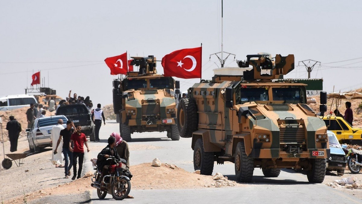 بآليات ثقيلة ودبابات ومدرعات.. رتل عسكري تركي كبير يدخل إدلب