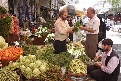 الركود يضرب أسواق إدلب بعد تدهور الليرة السورية.. ومدخول المواطن لايتجاوز 40$ 