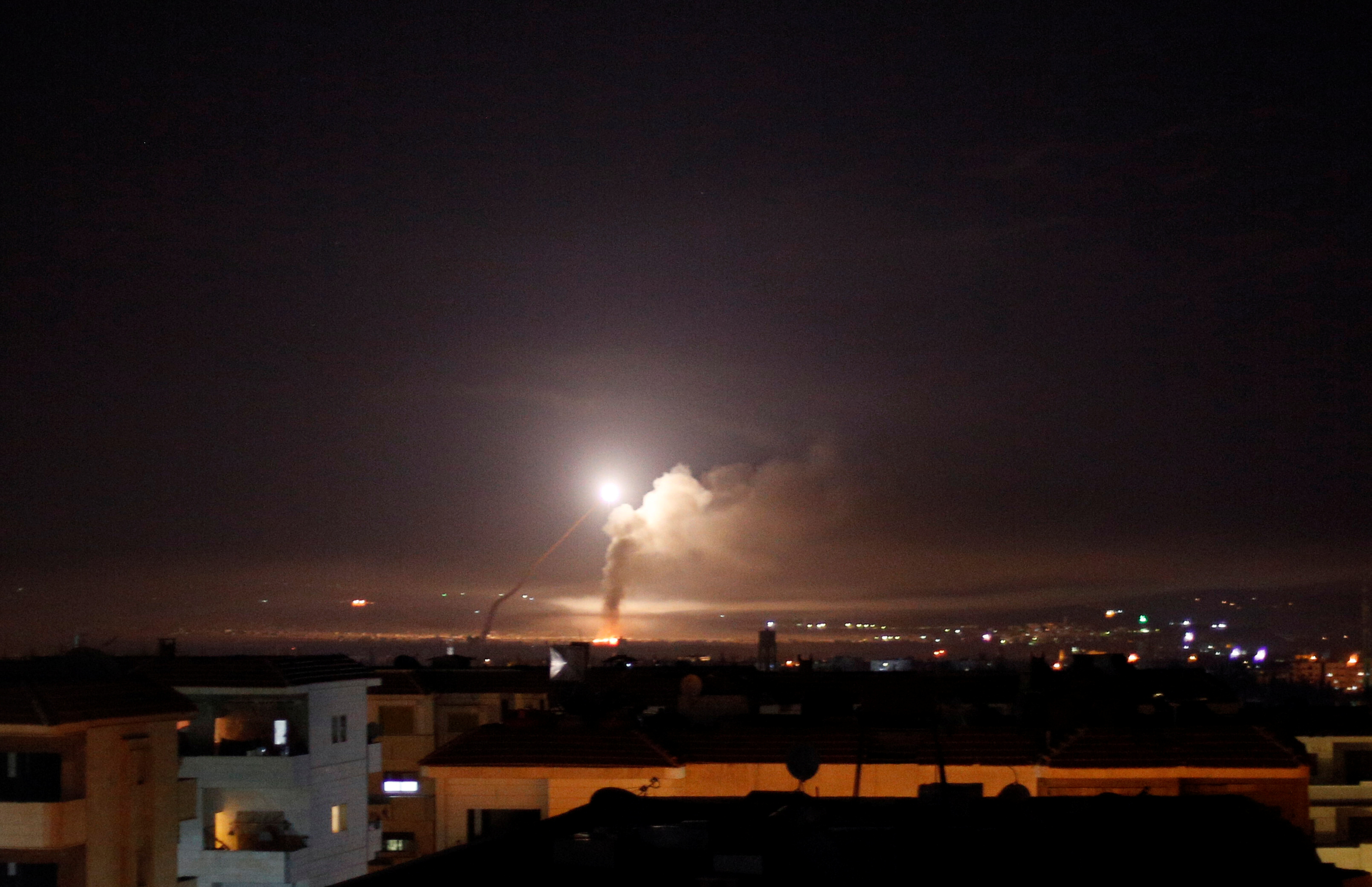 دوي انفجارات قرب مطار دمشق.. و"إسرائيل" تعلن إسقاط 4 صواريخ انطلقت من سوريا