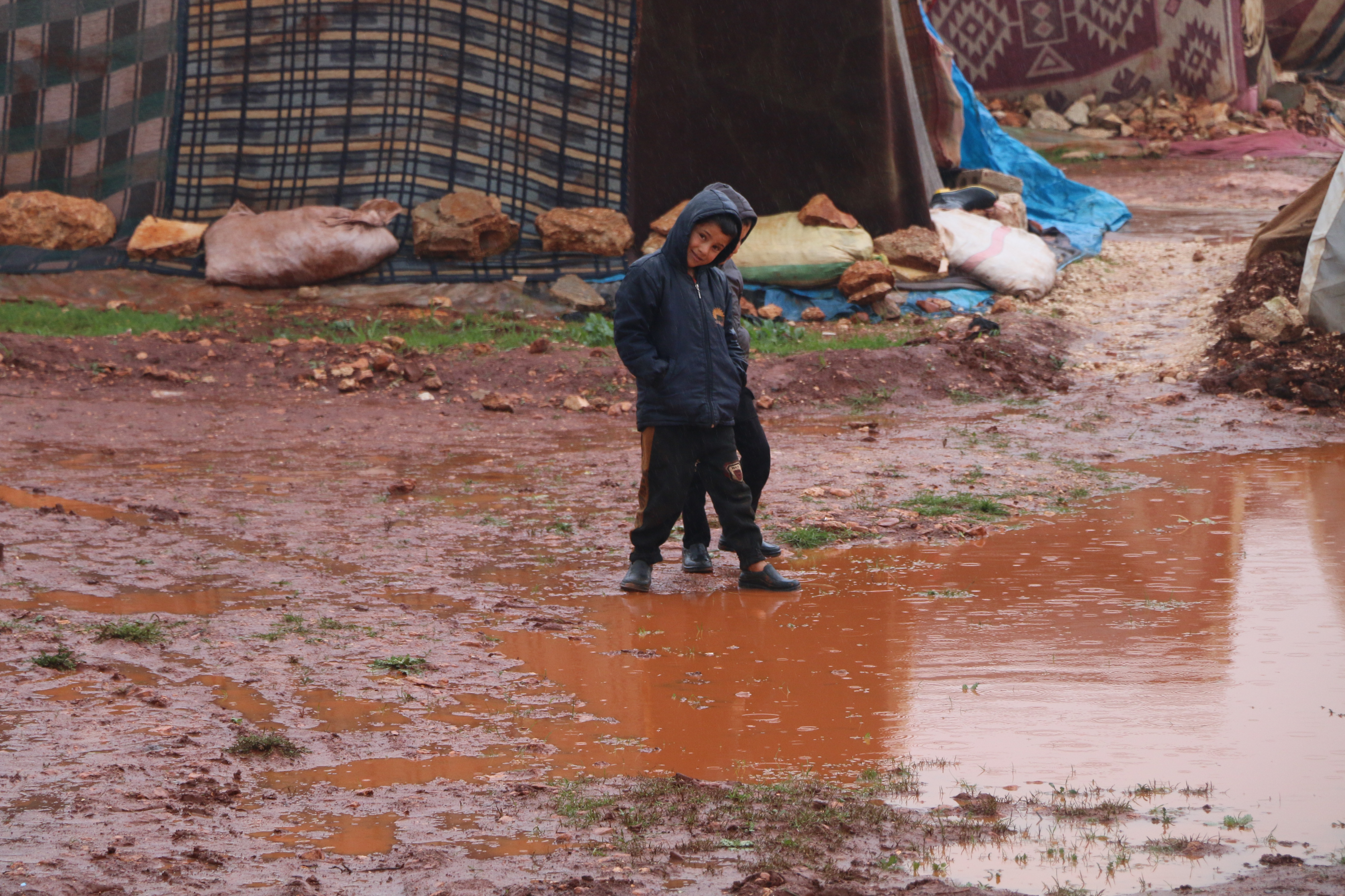 الأمطار تحول حياة المخيمات في الشمال السوري إلى جحيم