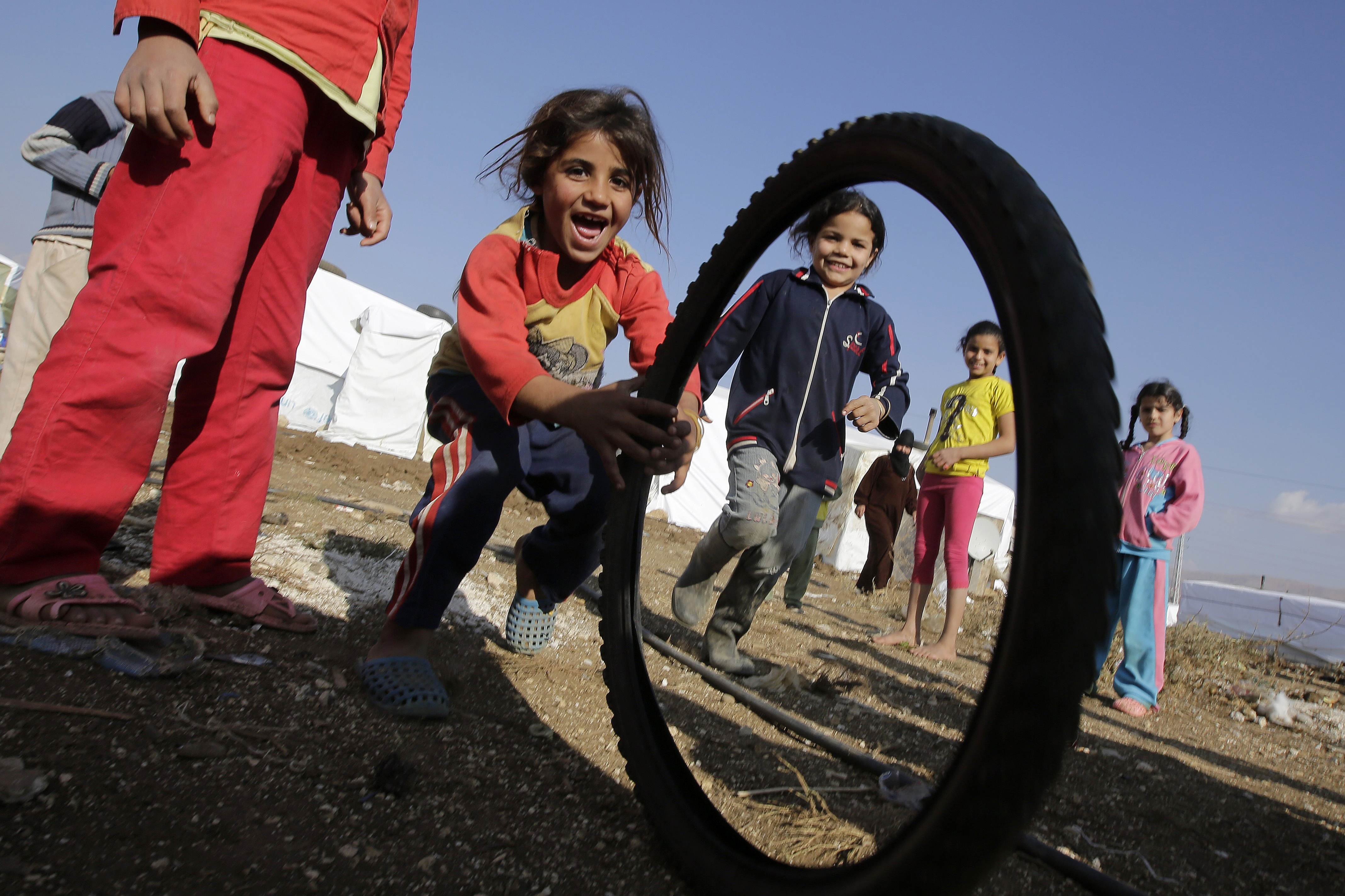 أطفال سوريا يتحدون ظروف الحرب.. كل على طريقته الخاصة