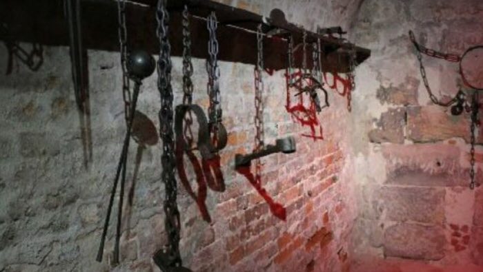 منظمة حقوقية توثق 72 أسلوب تعذيب لا يزال النظام السوري مستمراً في ممارستها