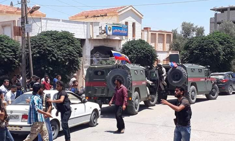 الشرطة العسكريّة الروسيّة تدخل بلدة طفس بدرعا