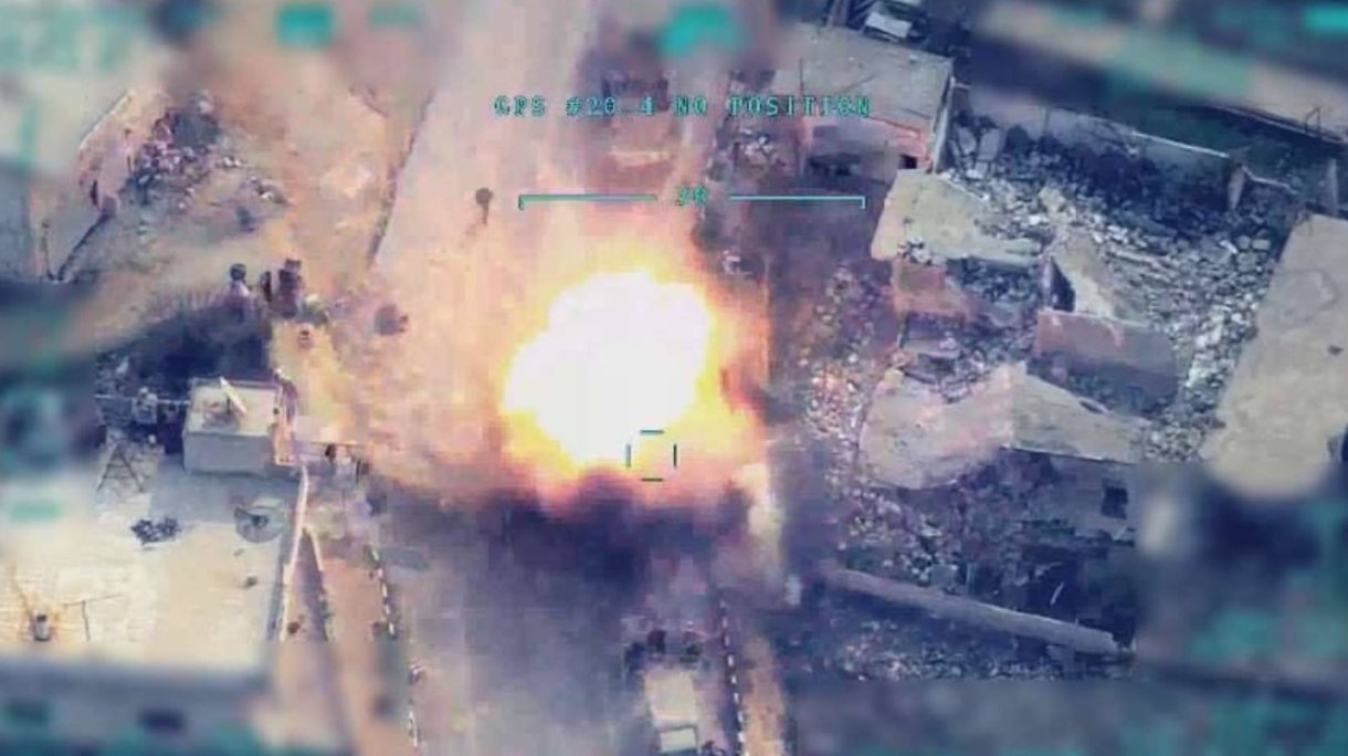 ادلب.. طائرة روسية تقصف عناصر للنظام عن طريق الخطأ وتقتل العشرات