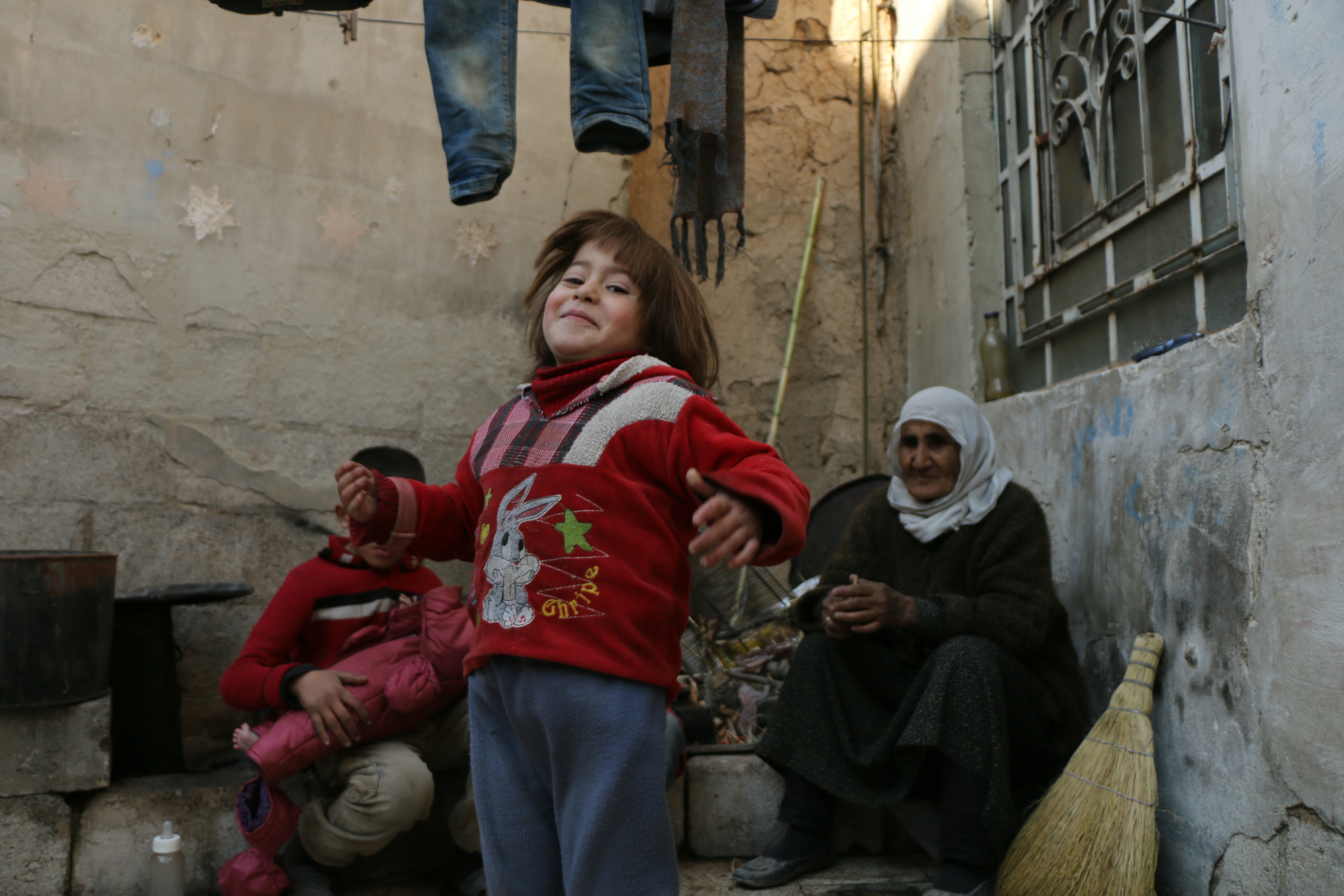 حكاية أسرة سورية في الغوطة: مأساة رضيع كُسرت جمجمته.. "كريم" وإخوته فقدوا حنان الأم (صور)