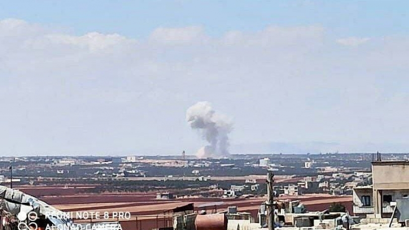 الطيران الروسي يستهدف مخيما للنازحين ومدفعية النظام تقصف مركز مدينة إدلب 